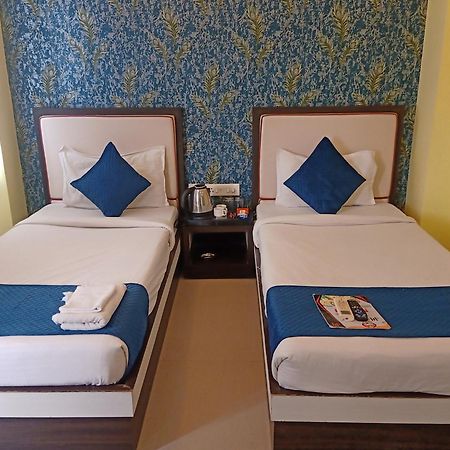 Hotel Janki International 3 Km From Kashi Vishwanath Temple Free Pickup From Railway Station Varanasi Exteriör bild