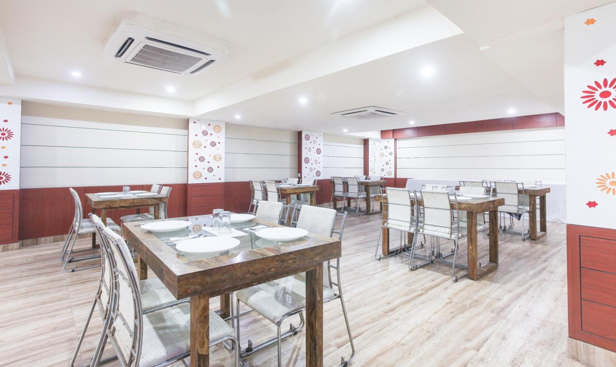 Hotel Janki International 3 Km From Kashi Vishwanath Temple Free Pickup From Railway Station Varanasi Exteriör bild