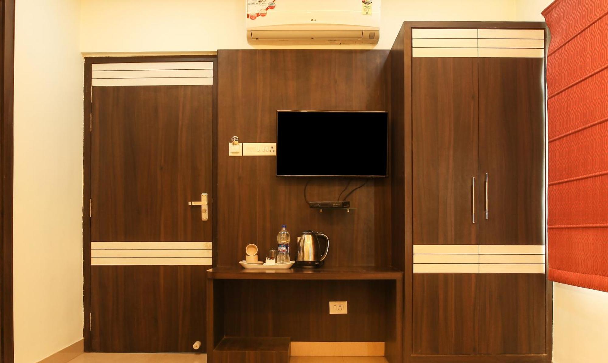 Hotel Janki International 3 Km From Kashi Vishwanath Temple Free Pickup From Railway Station Varanasi Exteriör bild