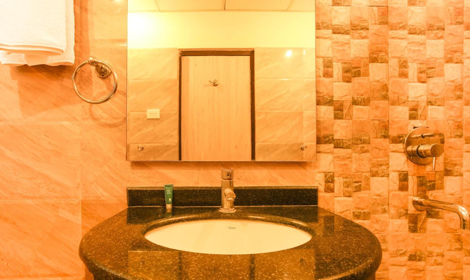 Hotel Janki International 3 Km From Kashi Vishwanath Temple Free Pickup From Railway Station Varanasi Exteriör bild