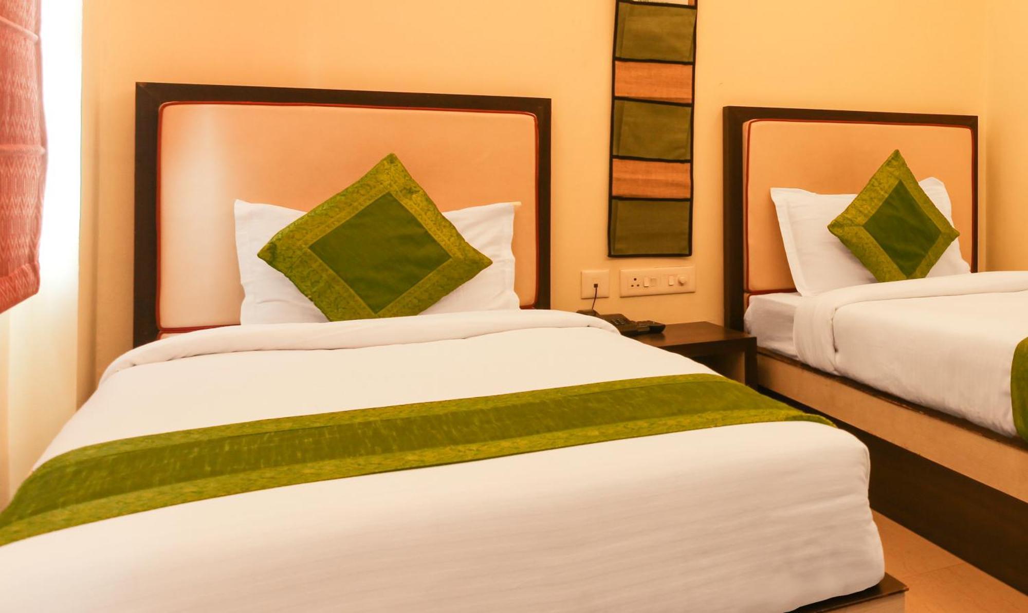 Hotel Janki International 3 Km From Kashi Vishwanath Temple Free Pickup From Railway Station Varanasi Exteriör bild