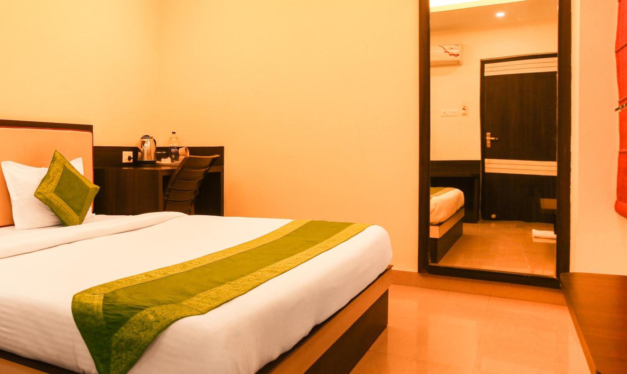 Hotel Janki International 3 Km From Kashi Vishwanath Temple Free Pickup From Railway Station Varanasi Exteriör bild