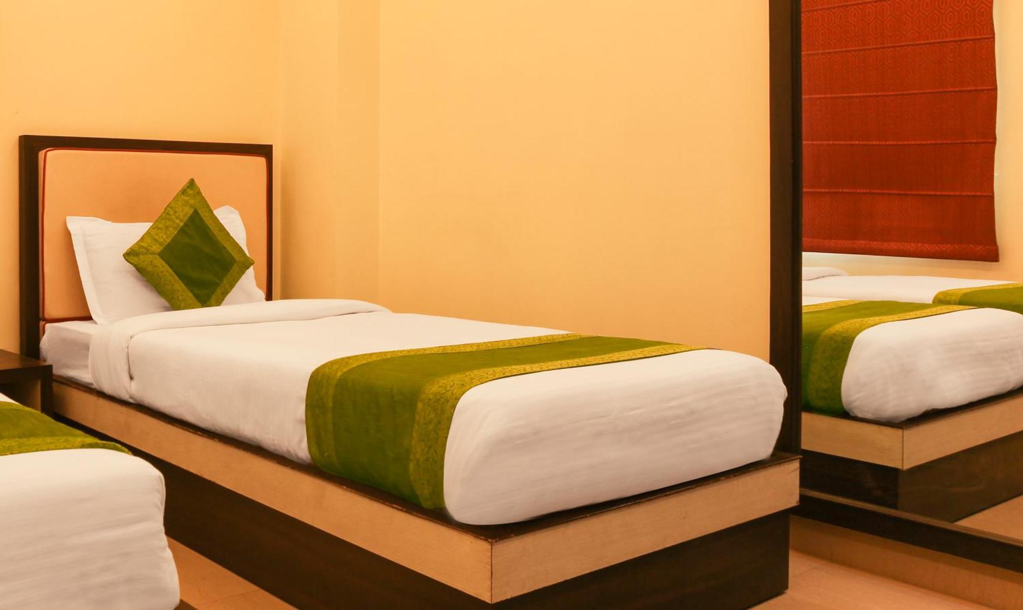 Hotel Janki International 3 Km From Kashi Vishwanath Temple Free Pickup From Railway Station Varanasi Exteriör bild