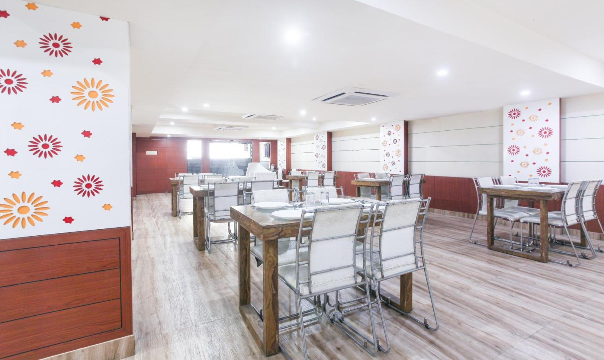 Hotel Janki International 3 Km From Kashi Vishwanath Temple Free Pickup From Railway Station Varanasi Exteriör bild