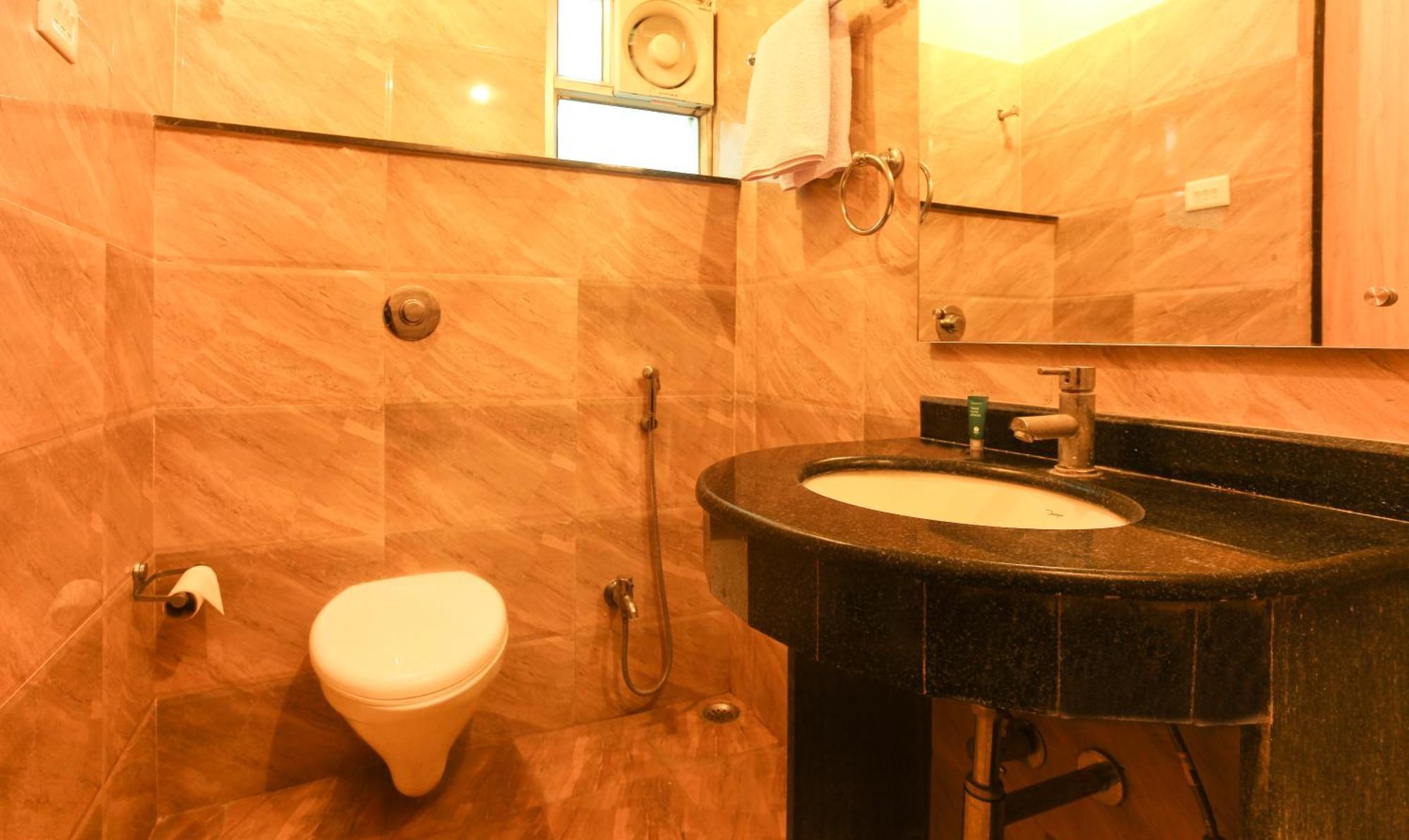 Hotel Janki International 3 Km From Kashi Vishwanath Temple Free Pickup From Railway Station Varanasi Exteriör bild