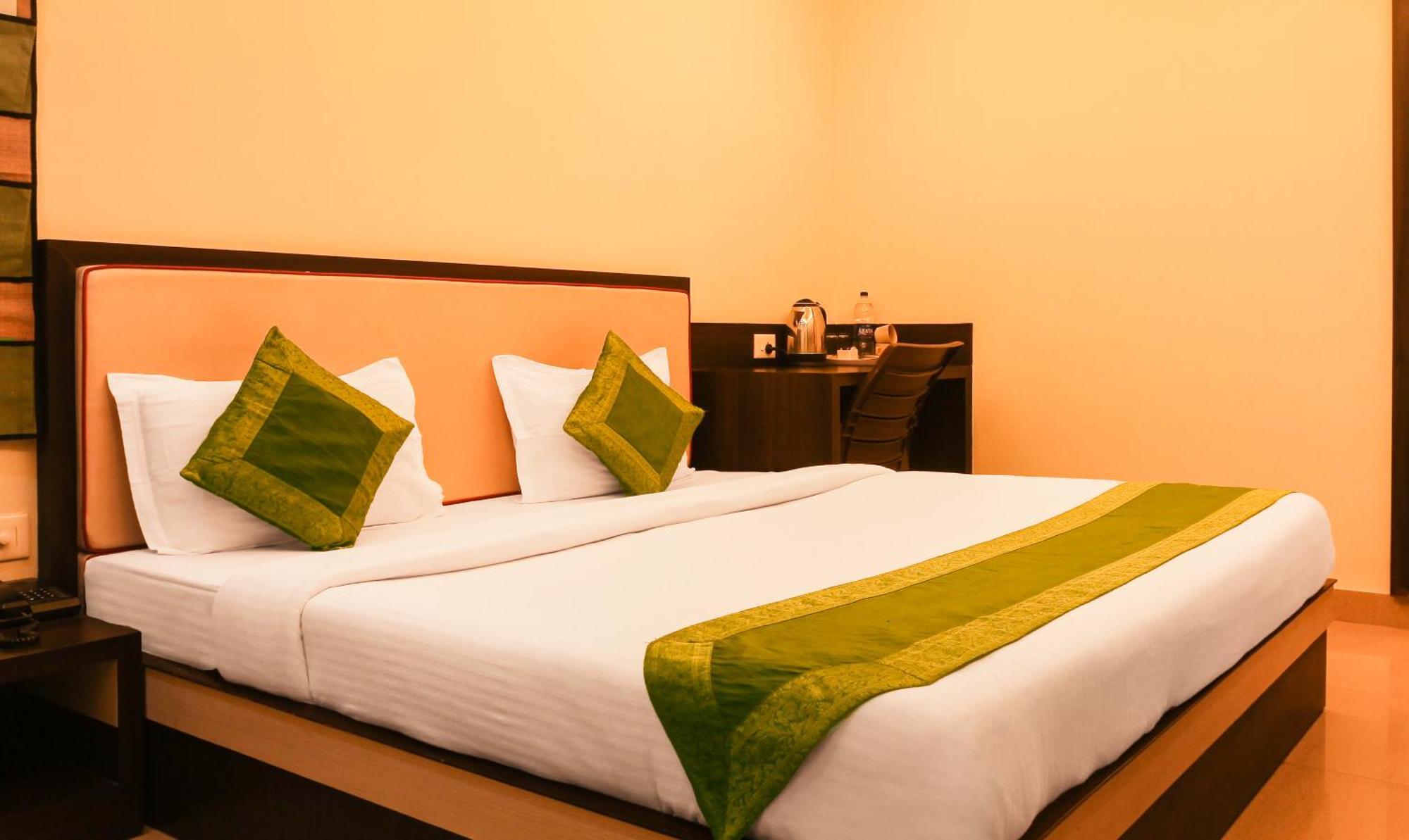 Hotel Janki International 3 Km From Kashi Vishwanath Temple Free Pickup From Railway Station Varanasi Exteriör bild