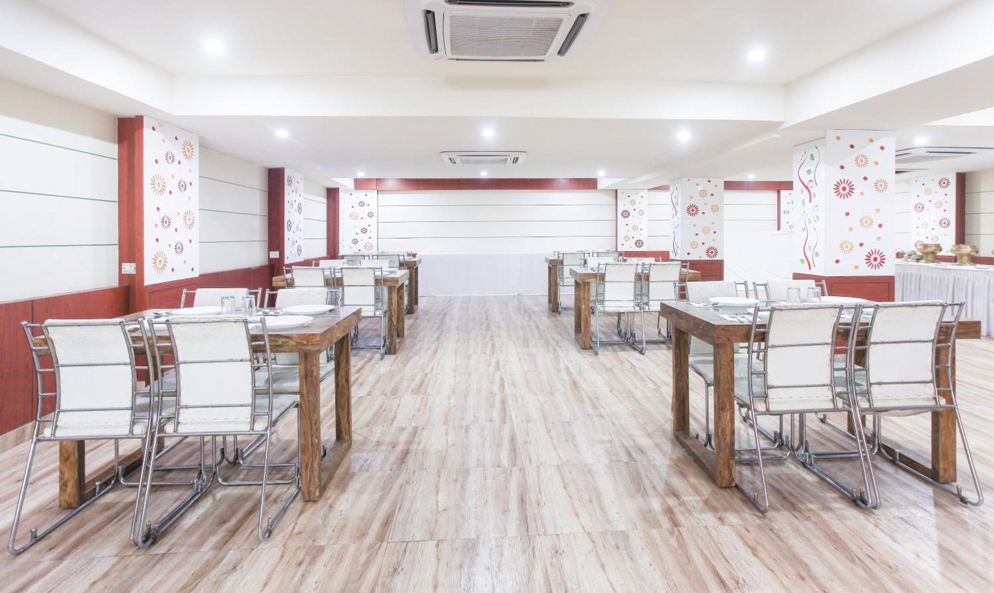 Hotel Janki International 3 Km From Kashi Vishwanath Temple Free Pickup From Railway Station Varanasi Exteriör bild