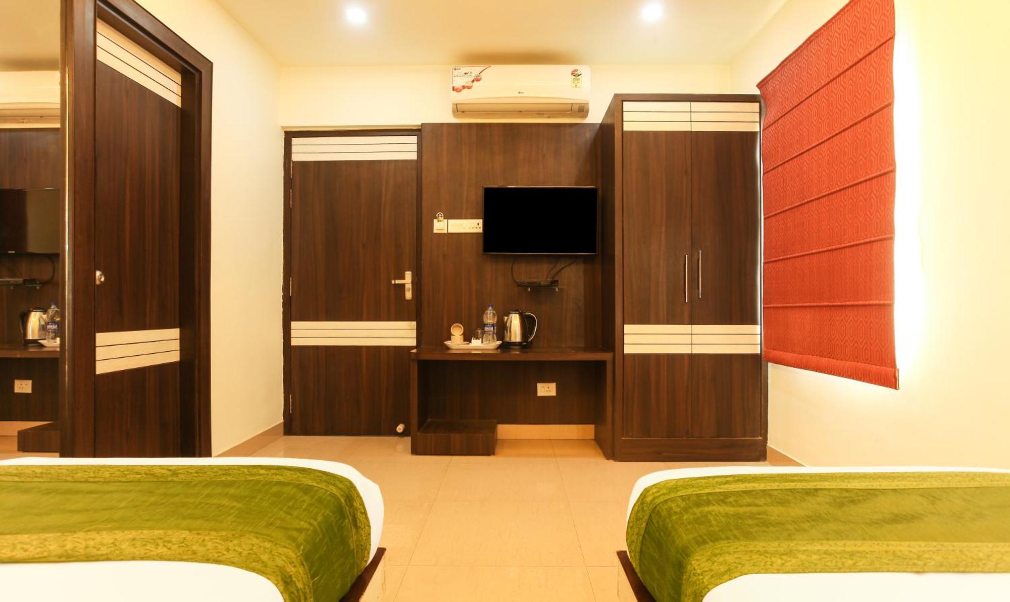 Hotel Janki International 3 Km From Kashi Vishwanath Temple Free Pickup From Railway Station Varanasi Exteriör bild