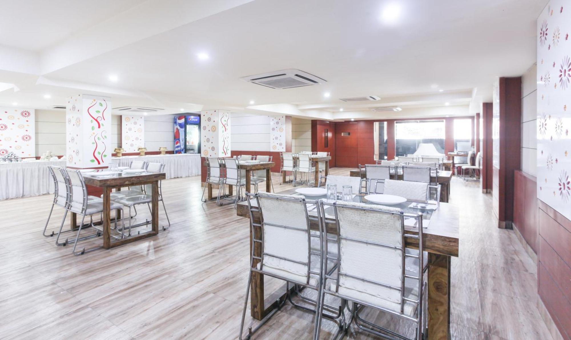 Hotel Janki International 3 Km From Kashi Vishwanath Temple Free Pickup From Railway Station Varanasi Exteriör bild