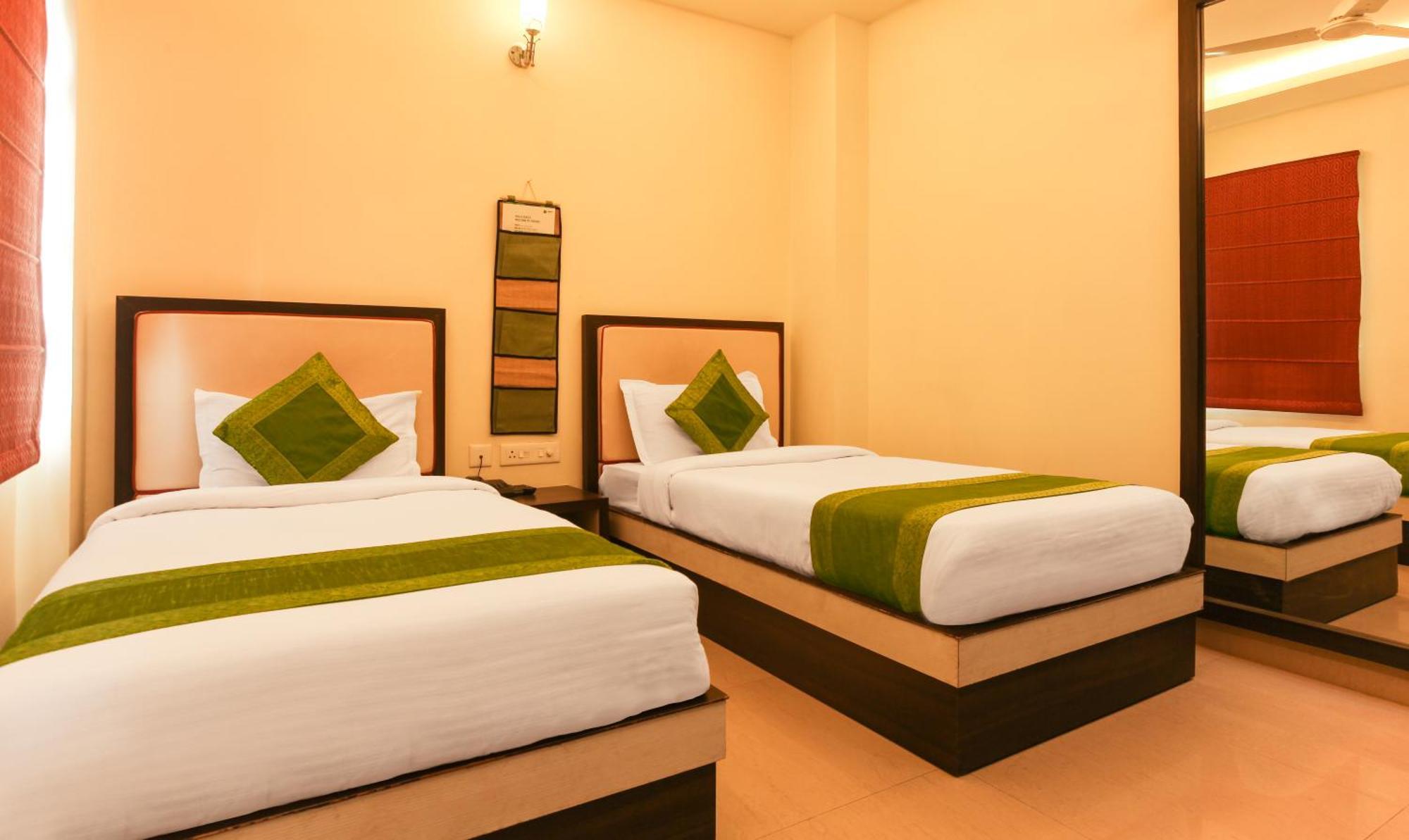 Hotel Janki International 3 Km From Kashi Vishwanath Temple Free Pickup From Railway Station Varanasi Exteriör bild