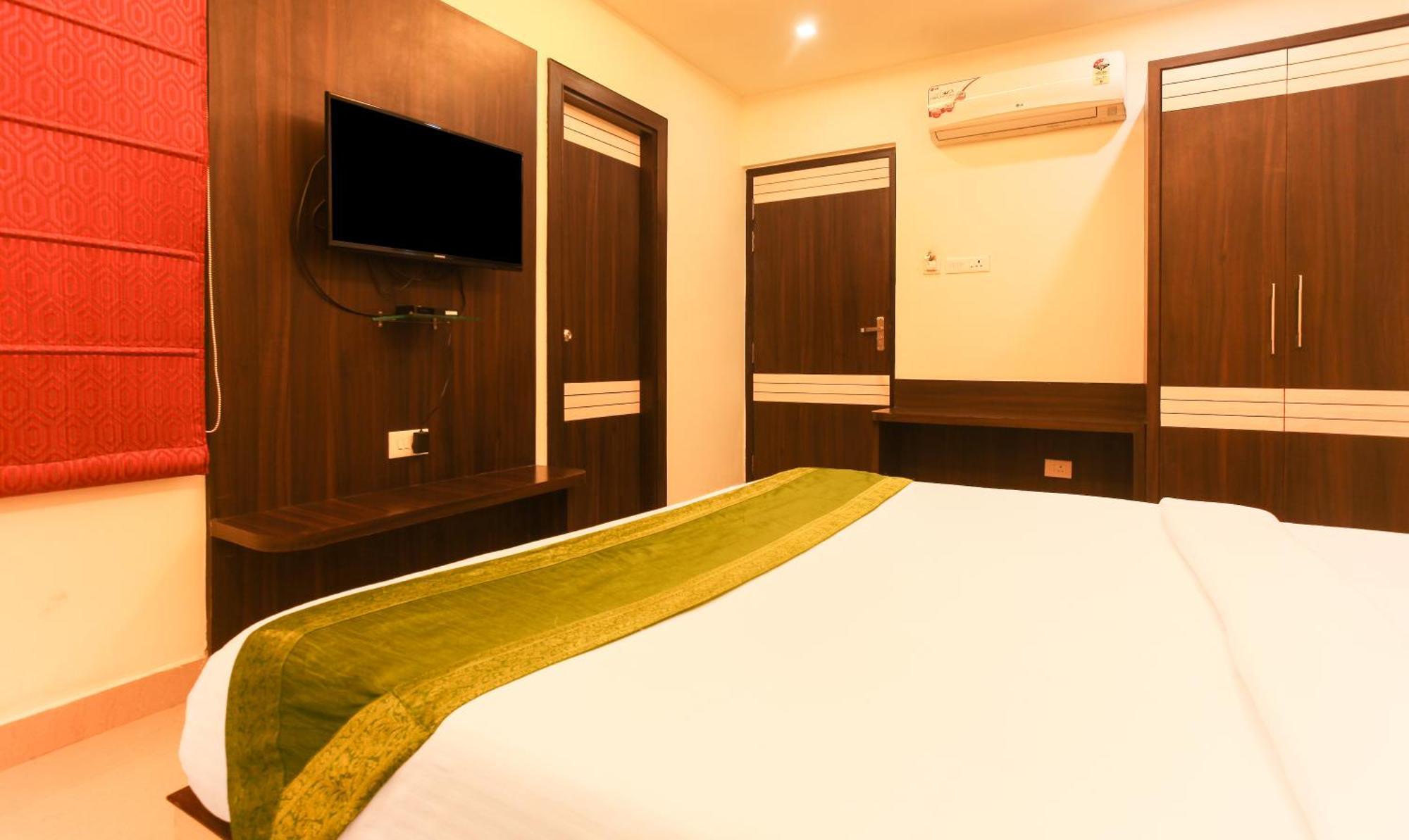 Hotel Janki International 3 Km From Kashi Vishwanath Temple Free Pickup From Railway Station Varanasi Exteriör bild