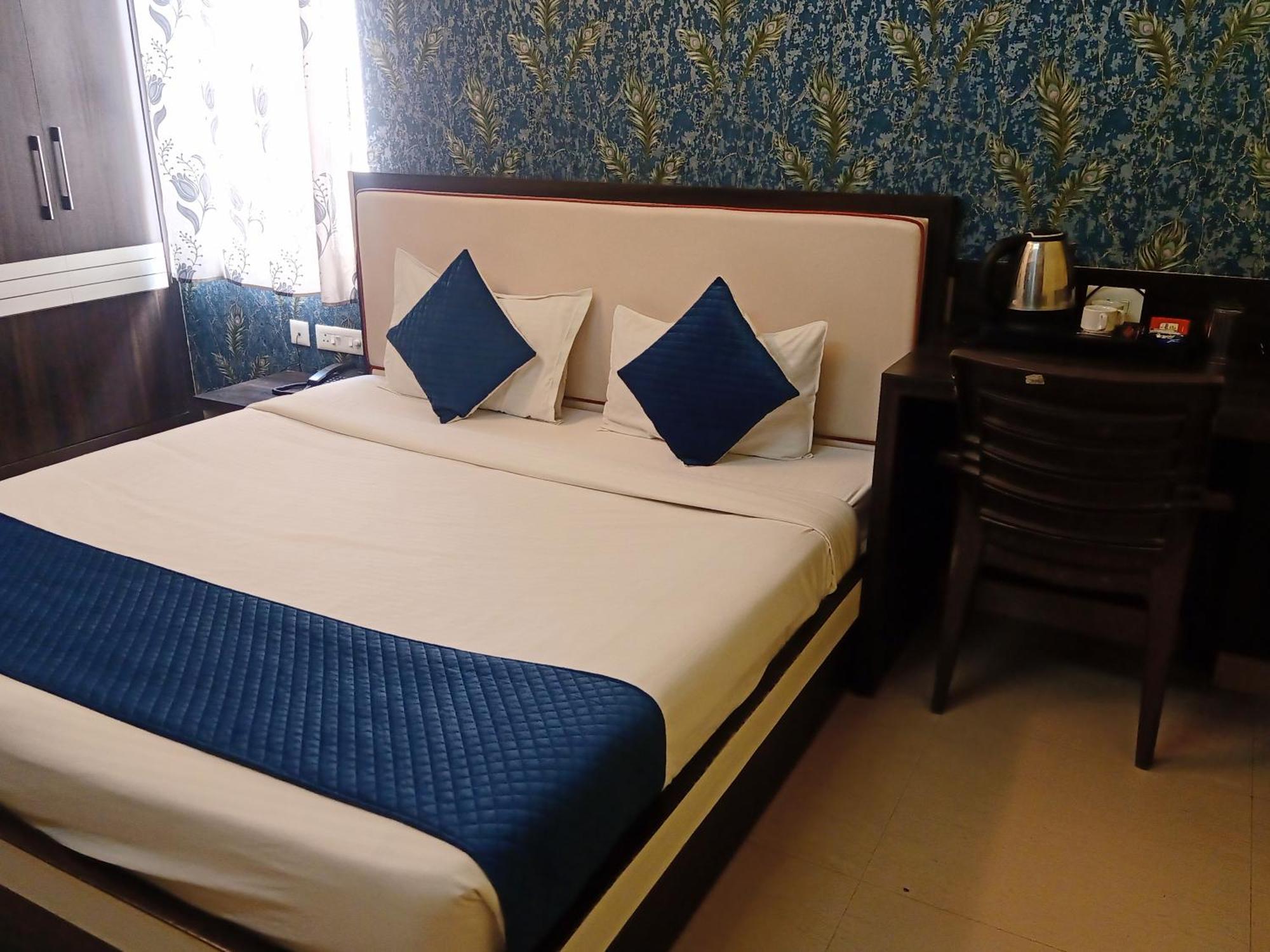 Hotel Janki International 3 Km From Kashi Vishwanath Temple Free Pickup From Railway Station Varanasi Exteriör bild