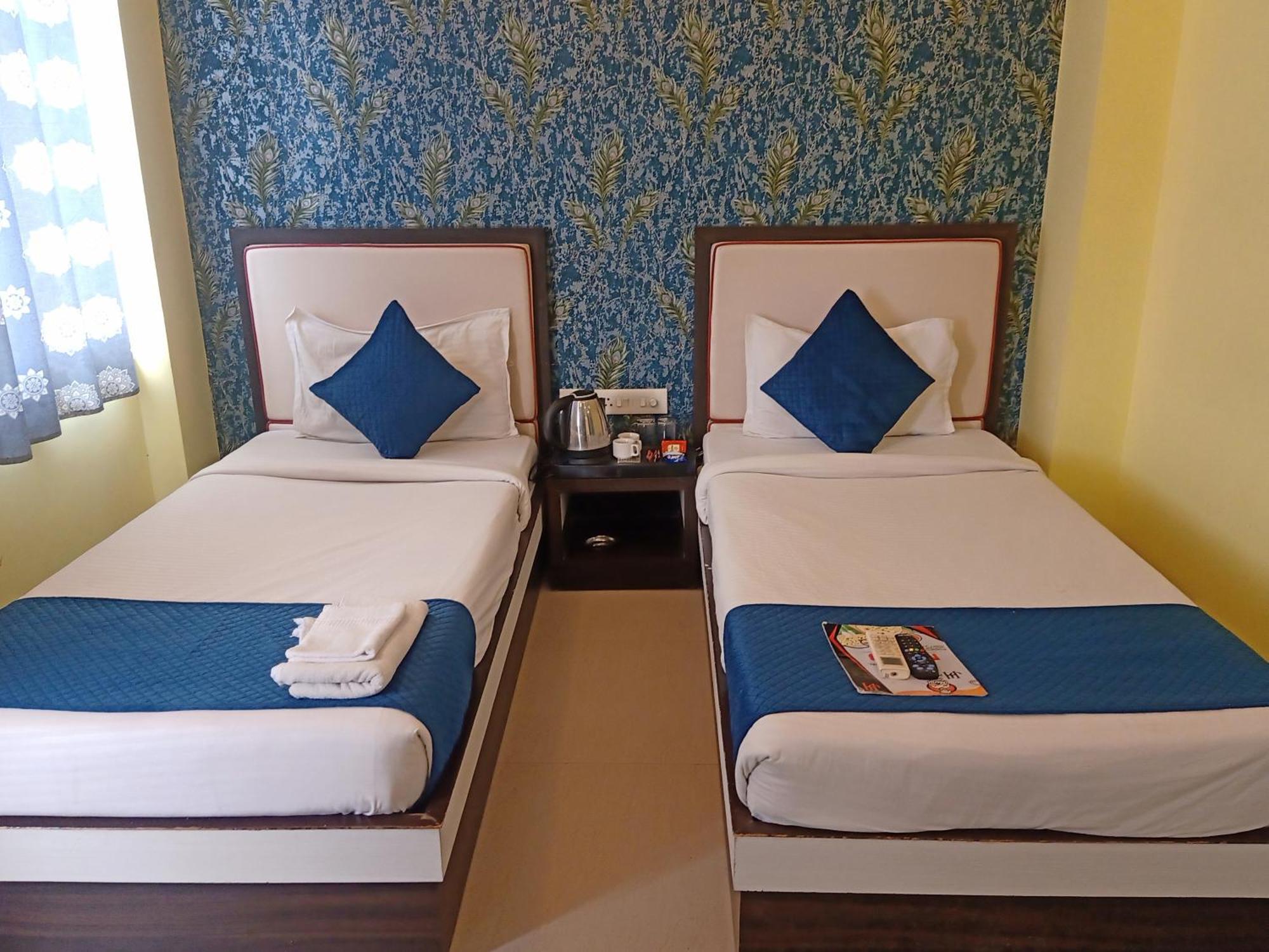 Hotel Janki International 3 Km From Kashi Vishwanath Temple Free Pickup From Railway Station Varanasi Exteriör bild