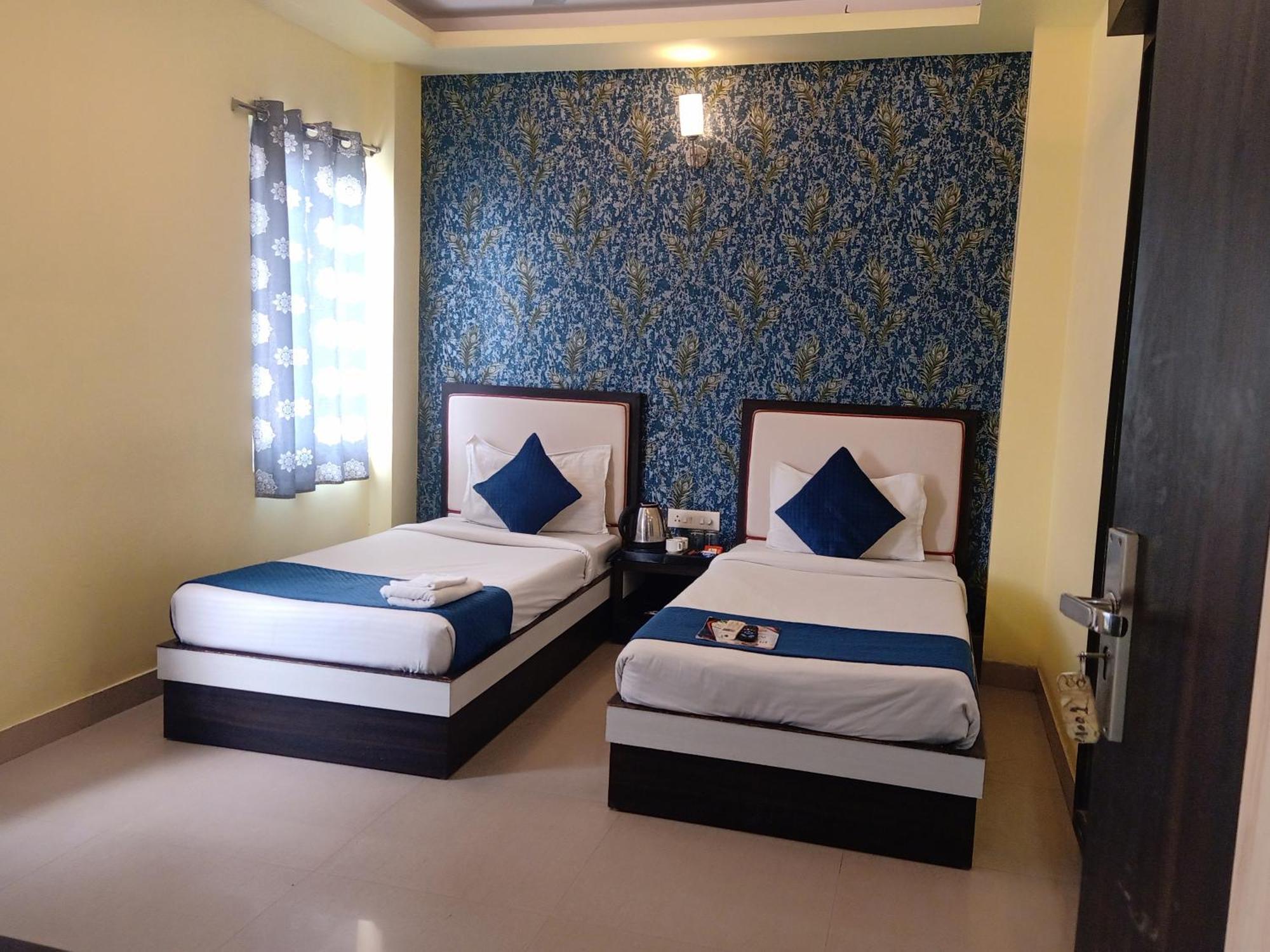 Hotel Janki International 3 Km From Kashi Vishwanath Temple Free Pickup From Railway Station Varanasi Exteriör bild