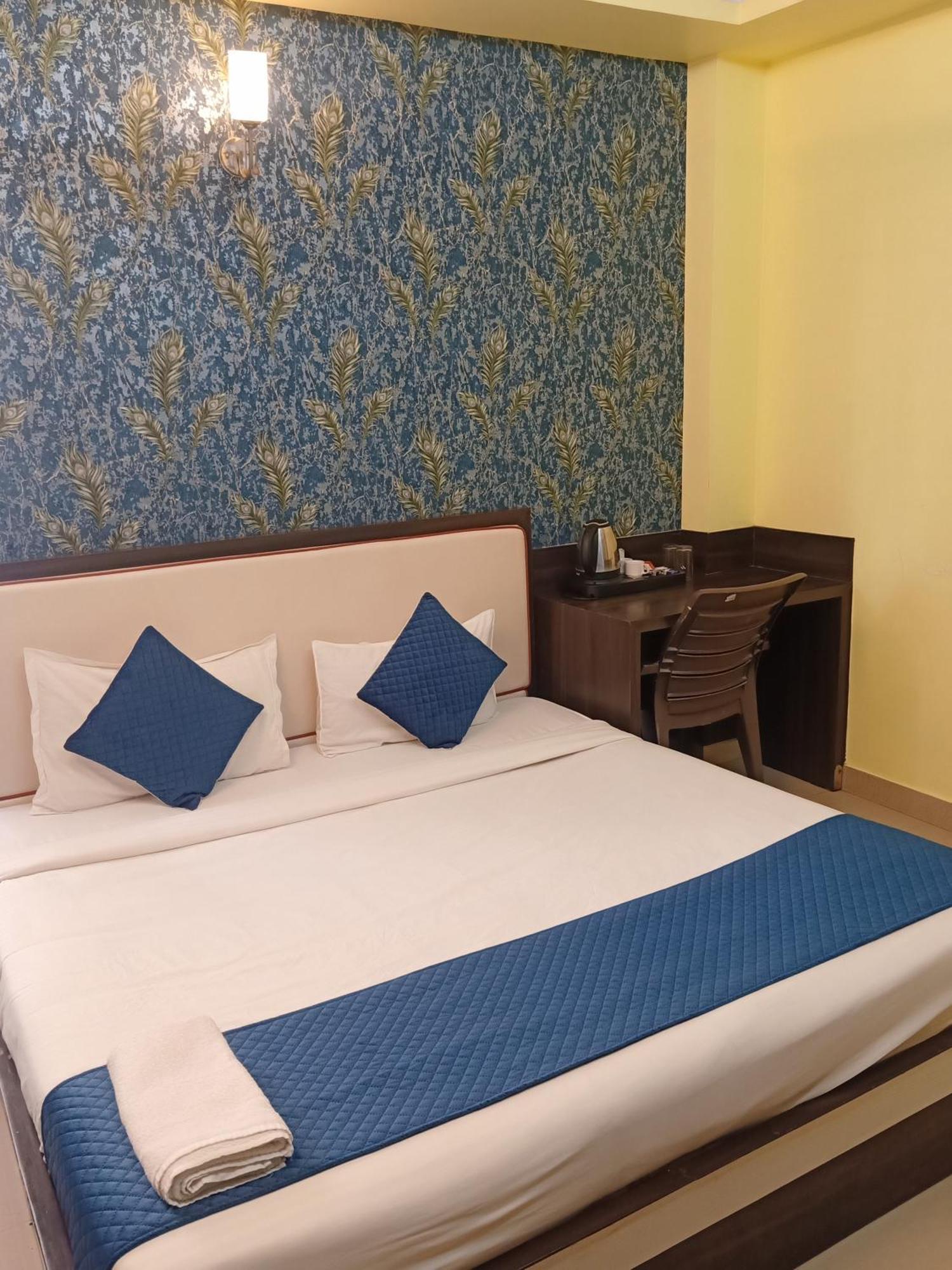 Hotel Janki International 3 Km From Kashi Vishwanath Temple Free Pickup From Railway Station Varanasi Exteriör bild