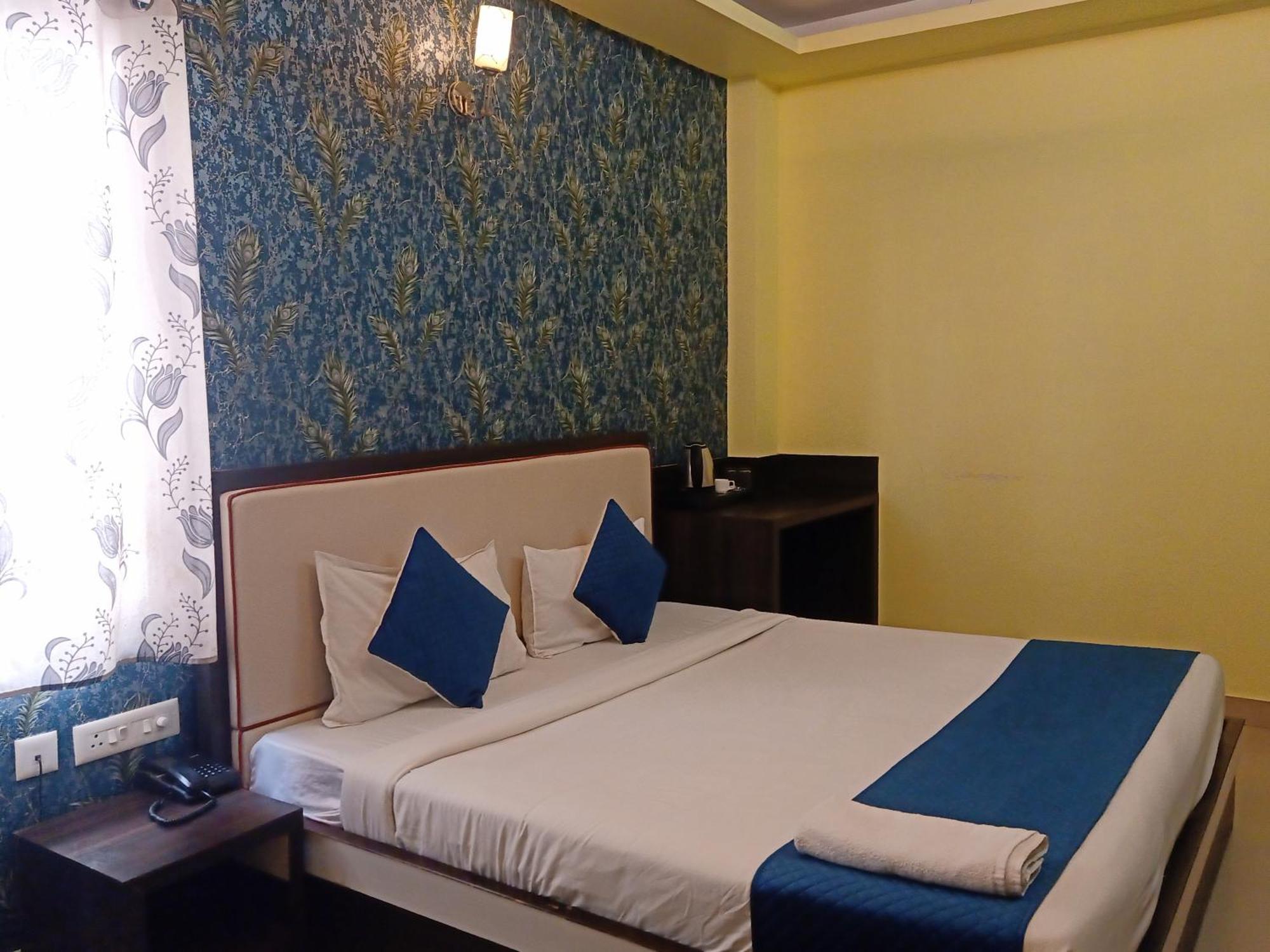 Hotel Janki International 3 Km From Kashi Vishwanath Temple Free Pickup From Railway Station Varanasi Exteriör bild